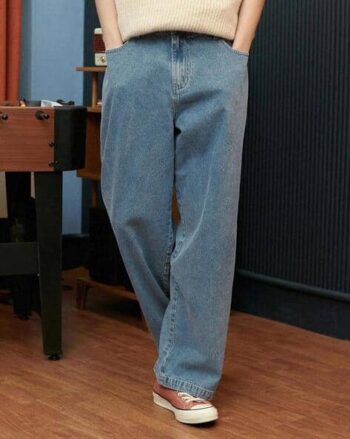 Low-Rise Relaxed Fit Jeans